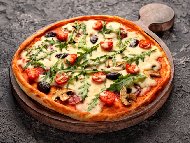 Рецепта Пица с домашно тесто, салам, моцарела, гъби, маслини и чери домати на плоча